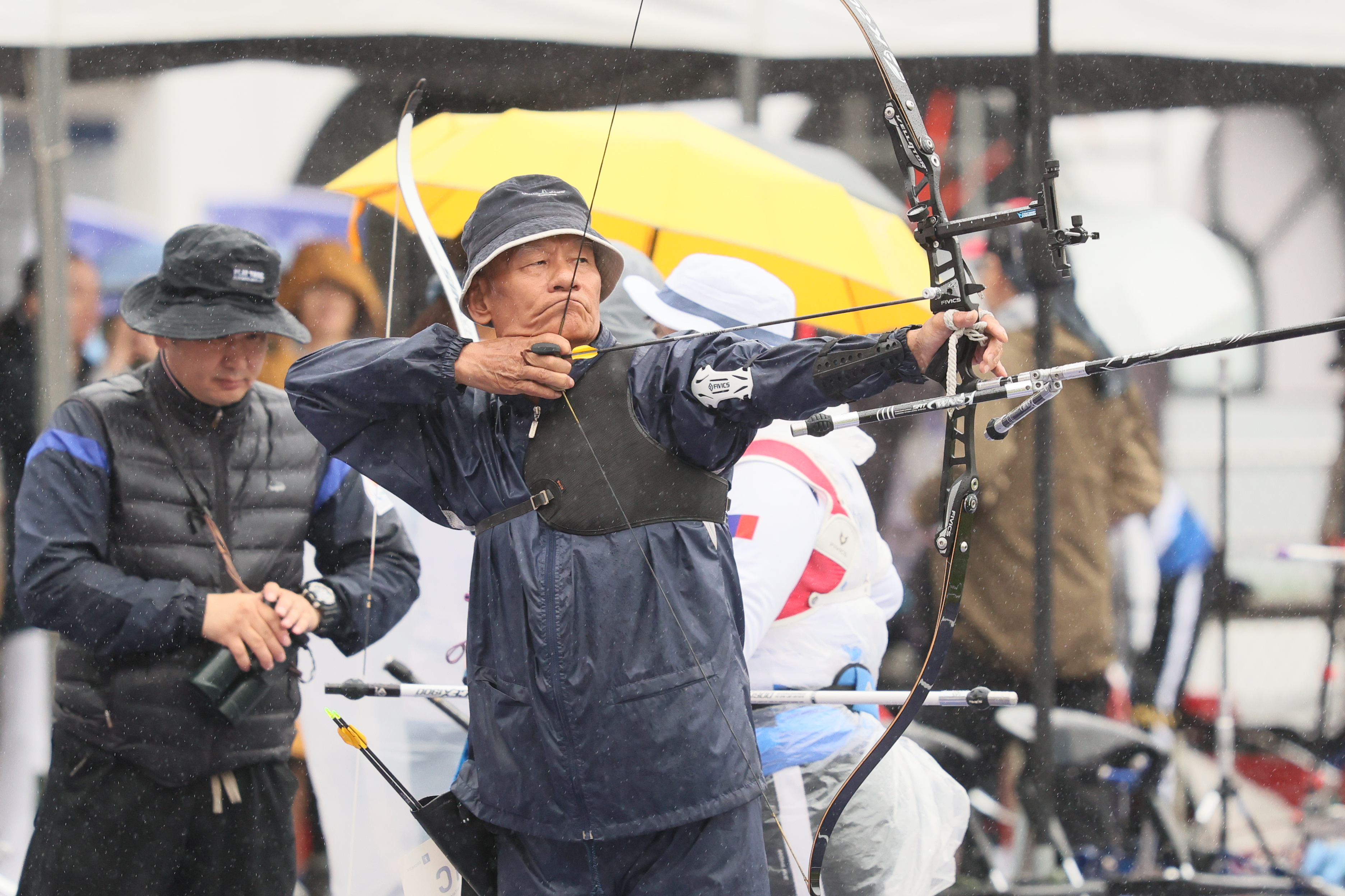 藝人亮哲爸爸是前射箭國手 陳志洋風雨中出賽世壯運